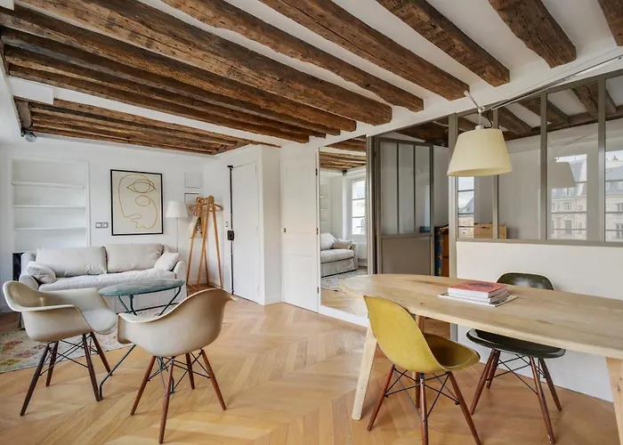 Cosy & Bright Under The Beams On Place Dauphine Id 319 アパート パリ