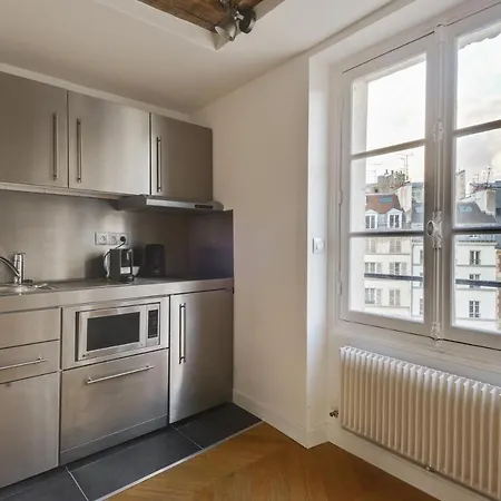 Cosy & Bright Under The Beams On Place Dauphine Id 319 Paris