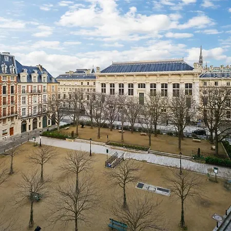 Lejlighed Cosy & Bright Under The Beams On Place Dauphine Id 319 Paris